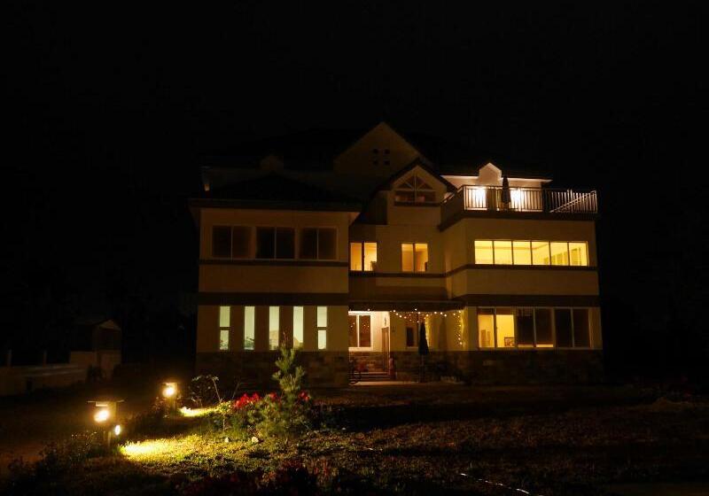 هتل White Pine Village