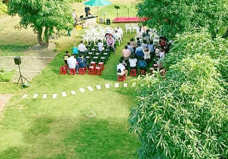 هتل White Pine Village