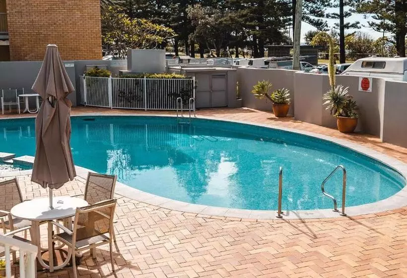 Hotelli Cashelmara Beachfront Apartments