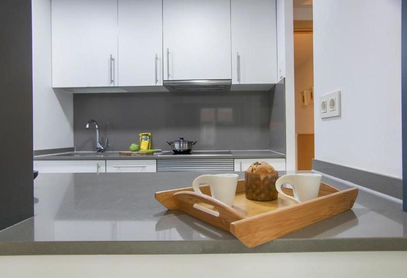 Отель Bbarcelona Apartments Gaudi Flats