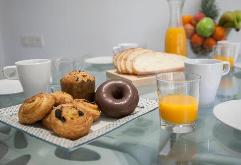 Отель Bbarcelona Apartments Gaudi Flats