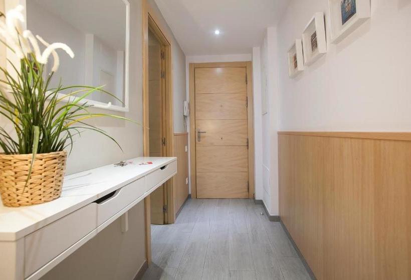 Отель Bbarcelona Apartments Gaudi Flats