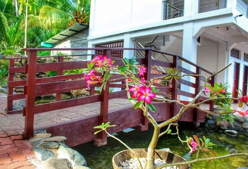هتل Costa Palawan Resort