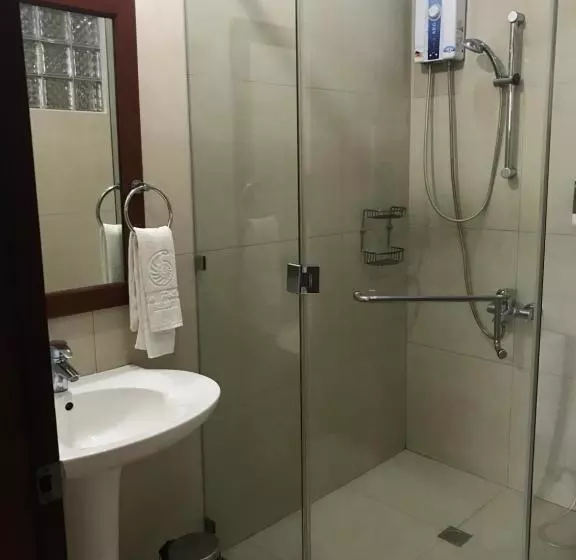 هتل Costa Palawan Resort