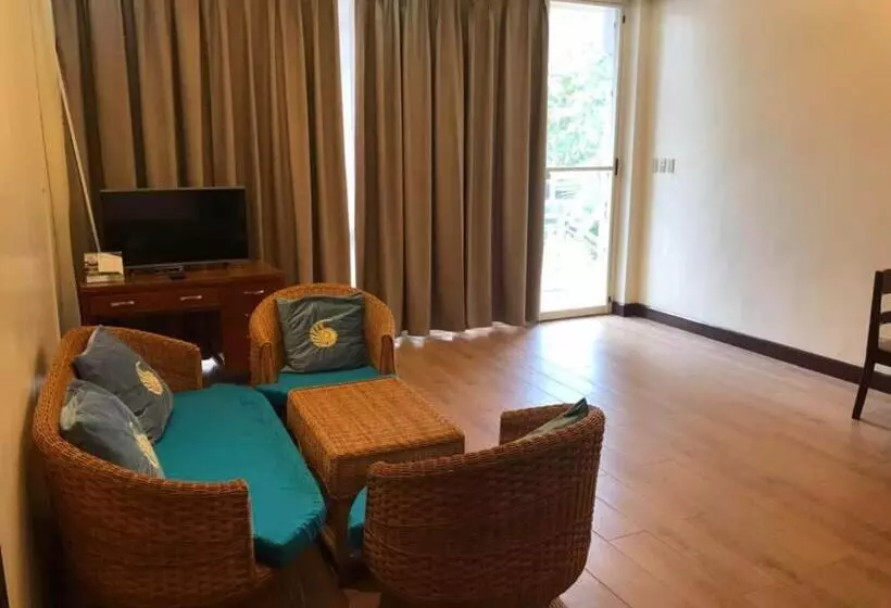 هتل Costa Palawan Resort