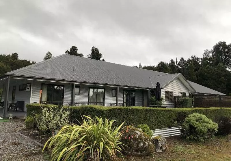 Aamiaismajoitus (B&B) Lake Brunner Longhouse