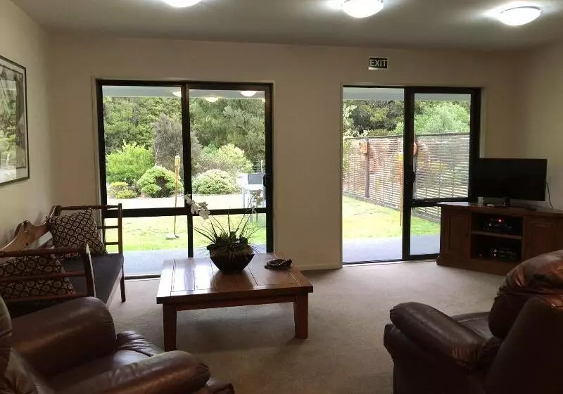 Aamiaismajoitus (B&B) Lake Brunner Longhouse