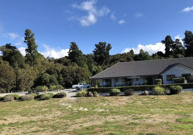 Aamiaismajoitus (B&B) Lake Brunner Longhouse