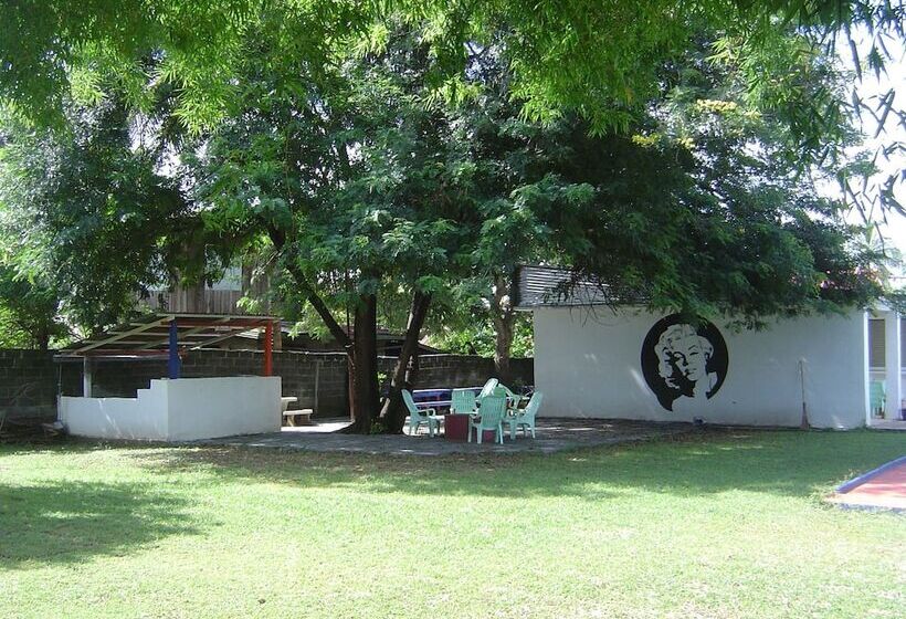 בית מלון כפרי Mini Golf & Resort Ubon Ratchathani