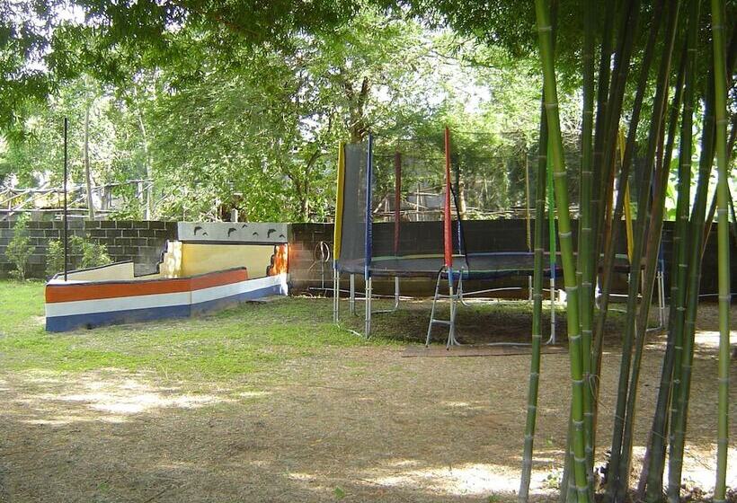 בית מלון כפרי Mini Golf & Resort Ubon Ratchathani