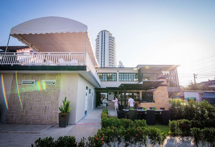 هتل Surf & Sand Resort