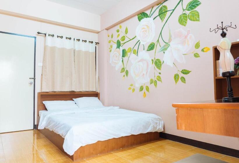 Отель Chiangmai Tree Hostel