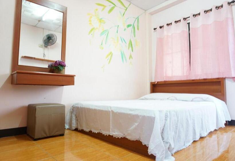 Отель Chiangmai Tree Hostel