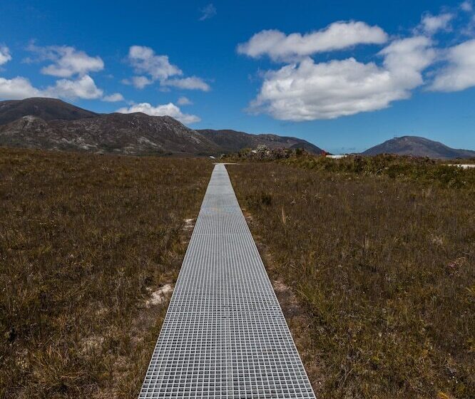בית מלון כפרי Southwest Wilderness Camp   Tasmania