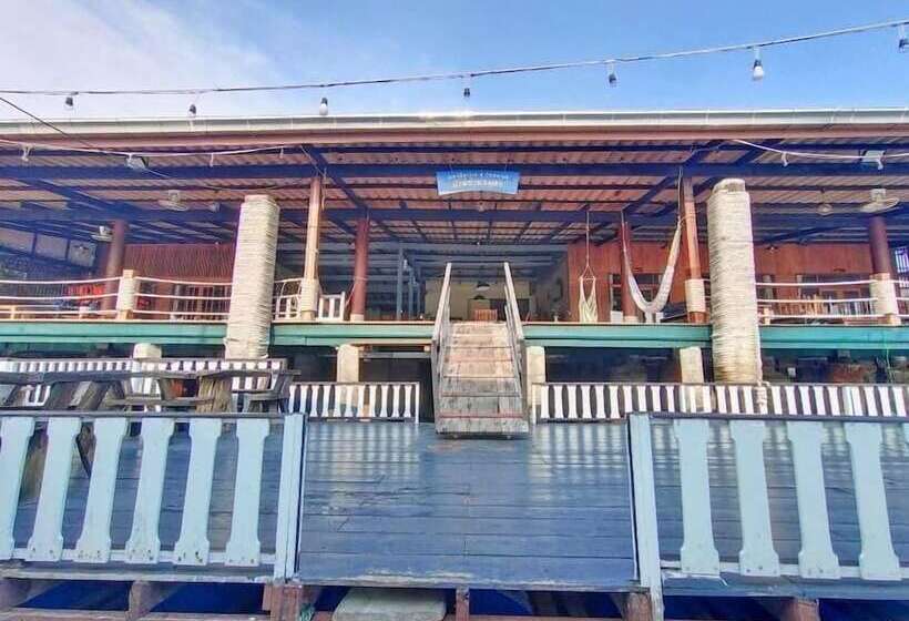 펜션 Baanchansamut Homestay