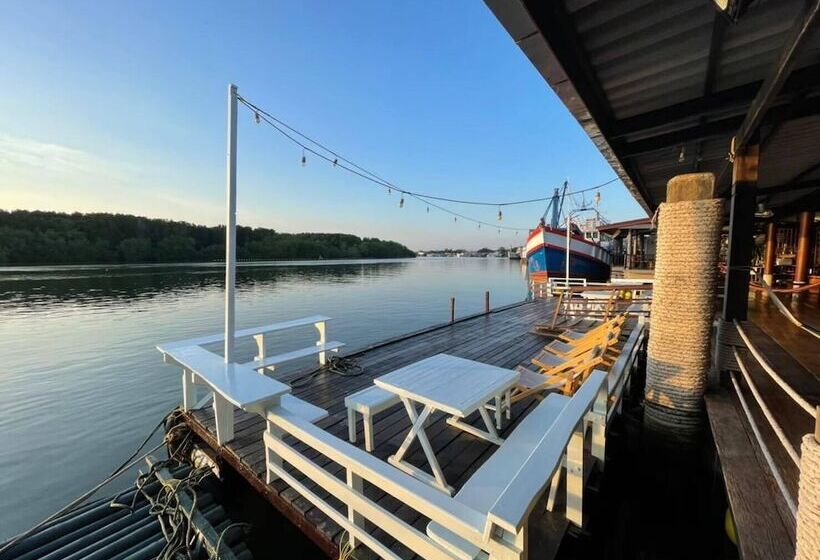 펜션 Baanchansamut Homestay