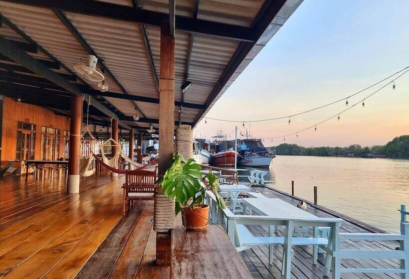 펜션 Baanchansamut Homestay