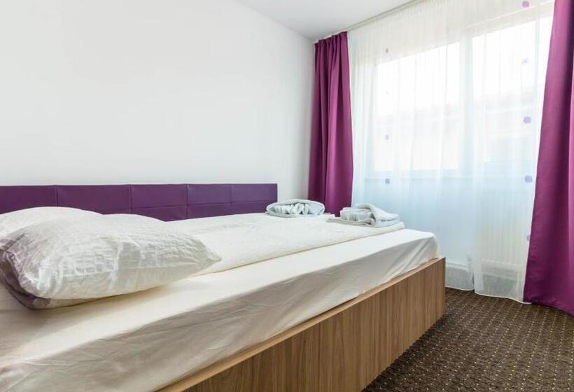 پانسیون Casa Dinii