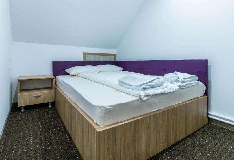 پانسیون Casa Dinii