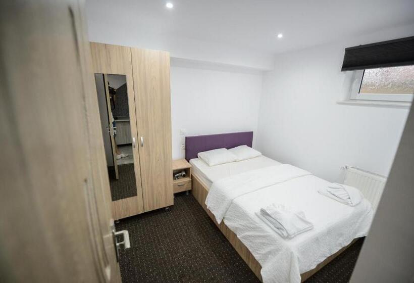 پانسیون Casa Dinii