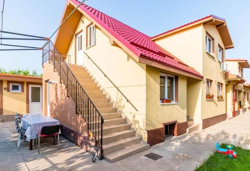 پانسیون Casa Dinii