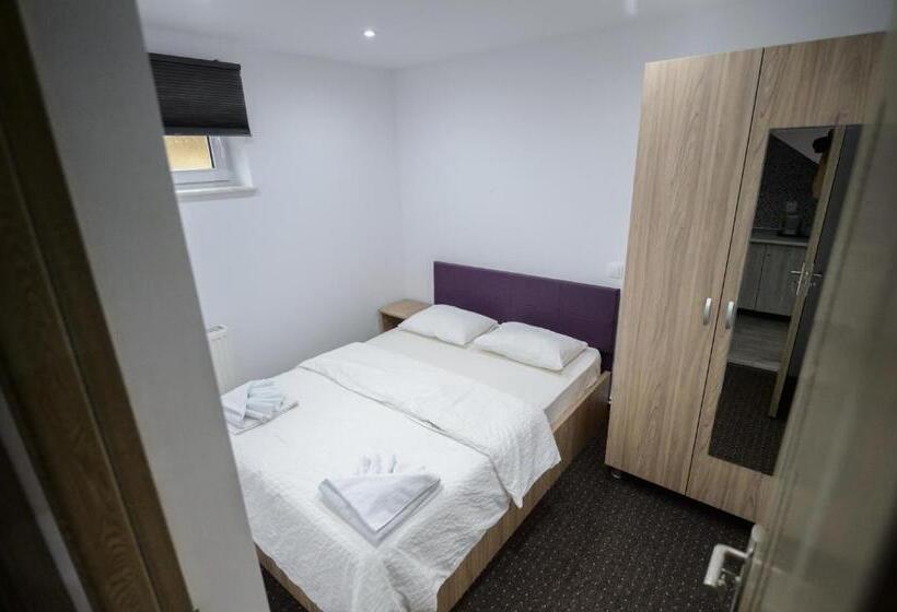 پانسیون Casa Dinii