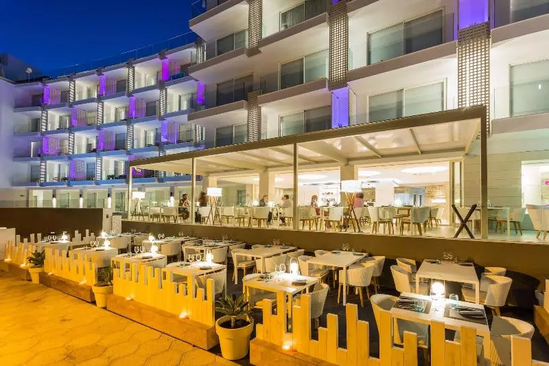 Hotelli One Ibiza Suites