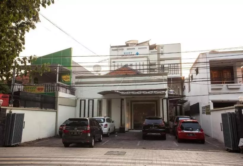 ホテル Reddoorz Near Taman Bungkul