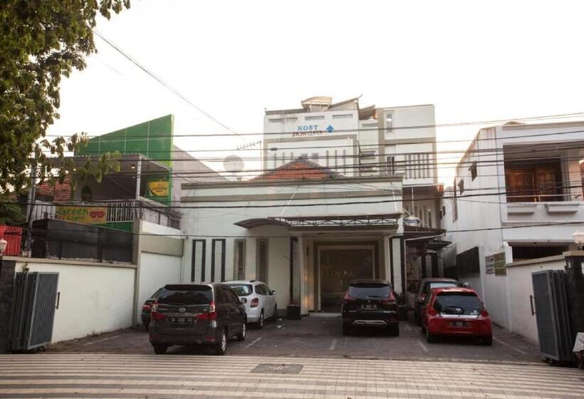 فندق Reddoorz Near Taman Bungkul