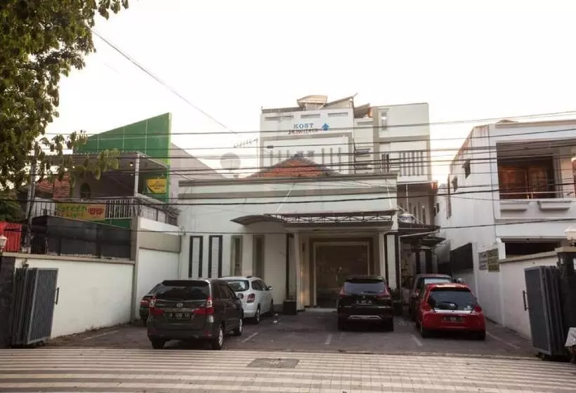 ホテル Reddoorz Near Taman Bungkul