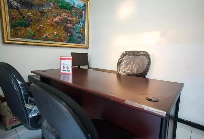 ホテル Reddoorz Near Taman Bungkul