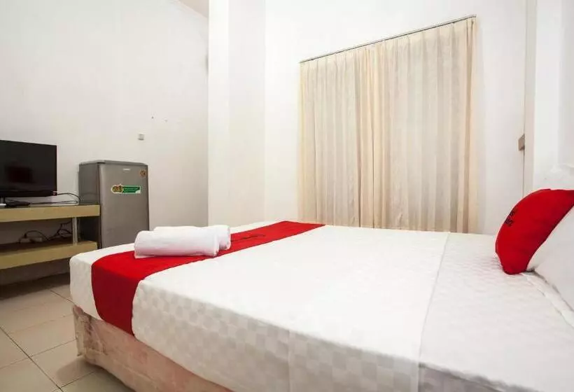 ホテル Reddoorz Near Taman Bungkul