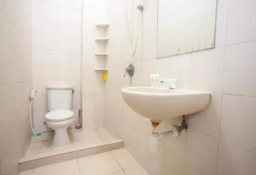 ホテル Reddoorz Near Taman Bungkul