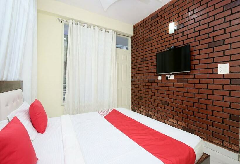 Oyo 13769 Home Spacious 3bhk Kasauli