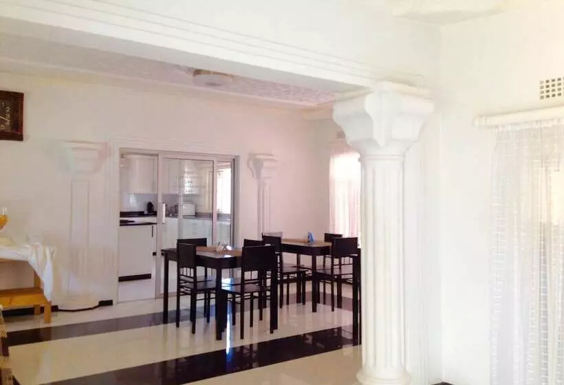 تختخواب و صبحانه Melunah Lodge