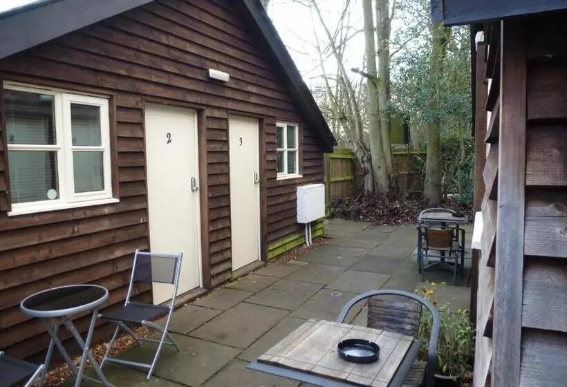 Hotelli Woodland Lodge