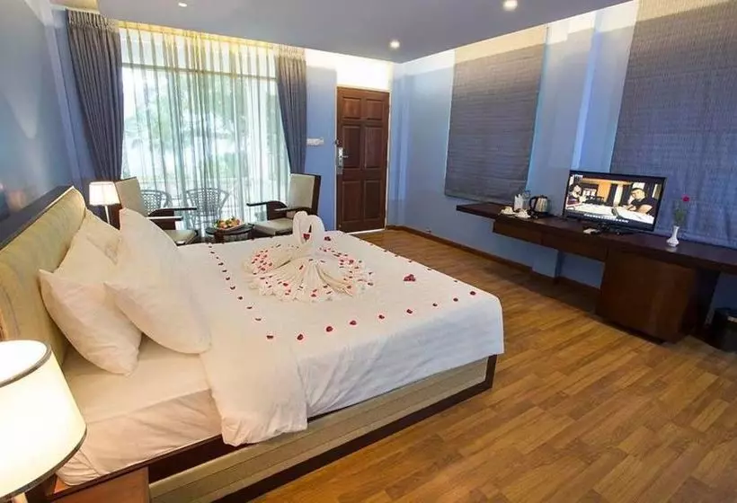 هتل Azura Beach Resort