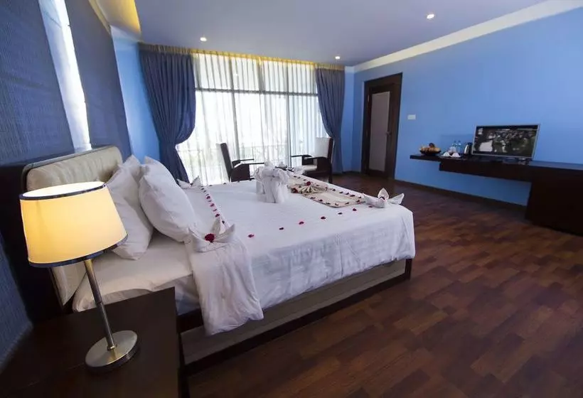 هتل Azura Beach Resort