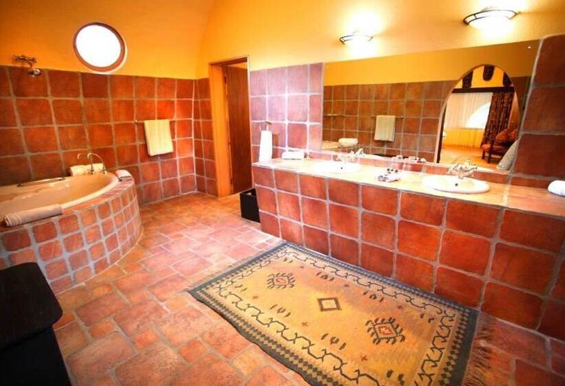 هتل Mount Etjo Safari Lodge