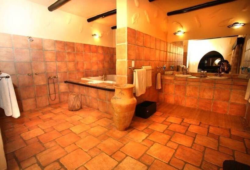 هتل Mount Etjo Safari Lodge