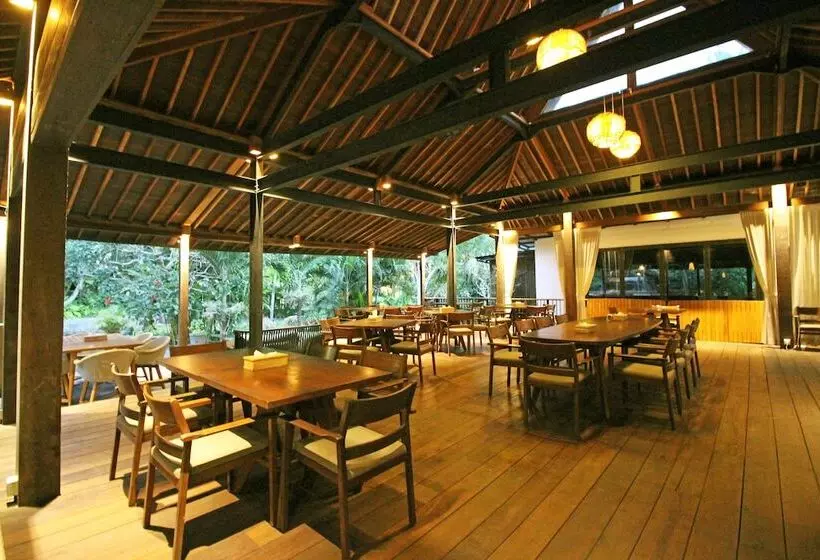 ホテル Surya Kembar Villas