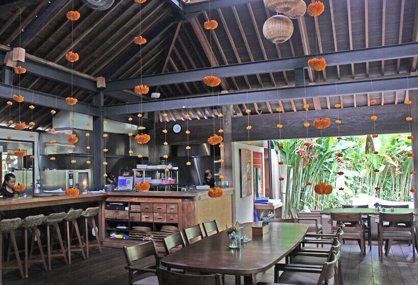 Отель Surya Kembar Villas