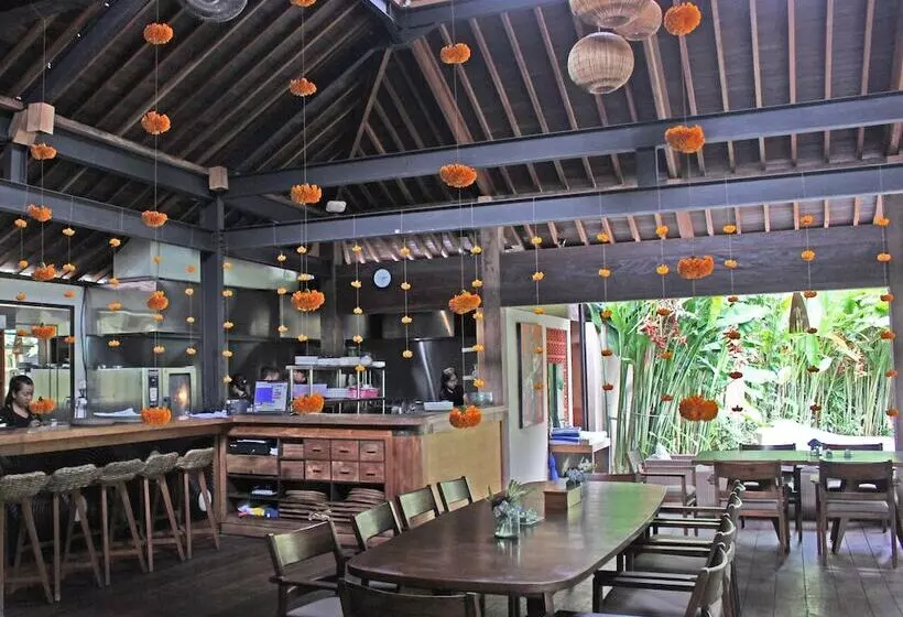 ホテル Surya Kembar Villas