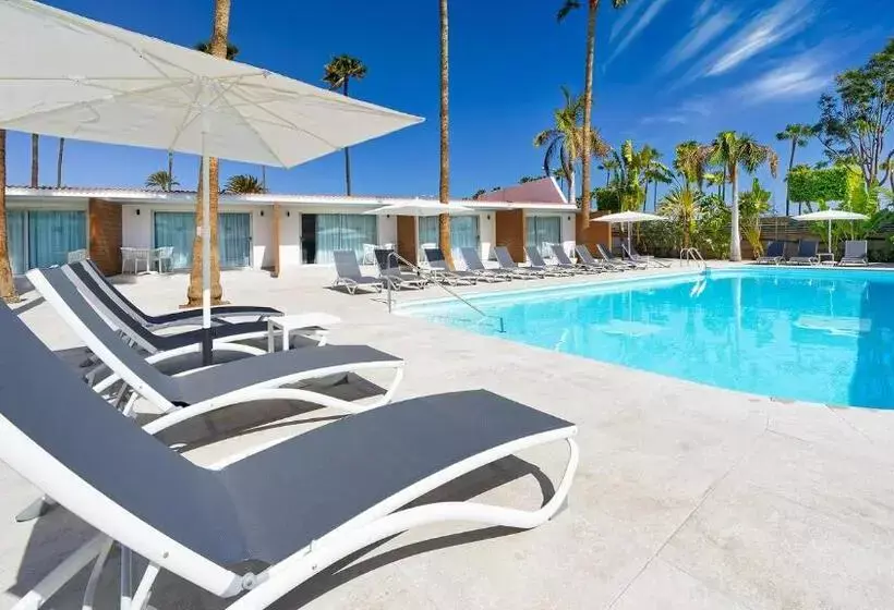 Sanom Beach Resort by Youroom - Adults Only