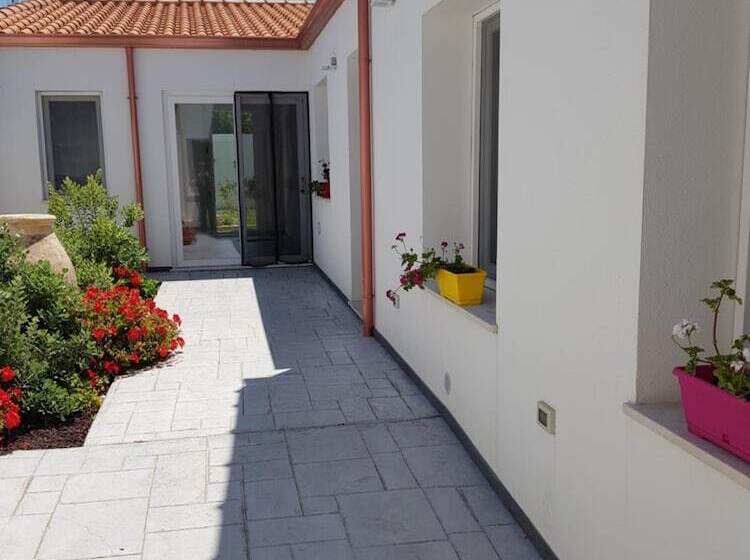 ベッドアンドブレックファースト B. Sinis