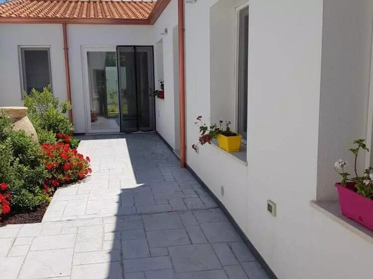 ベッドアンドブレックファースト B. Sinis