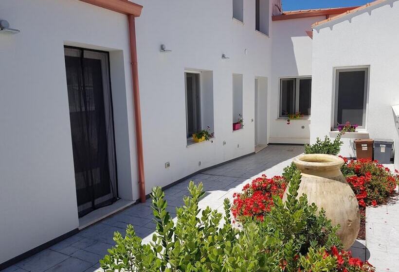 ベッドアンドブレックファースト B. Sinis