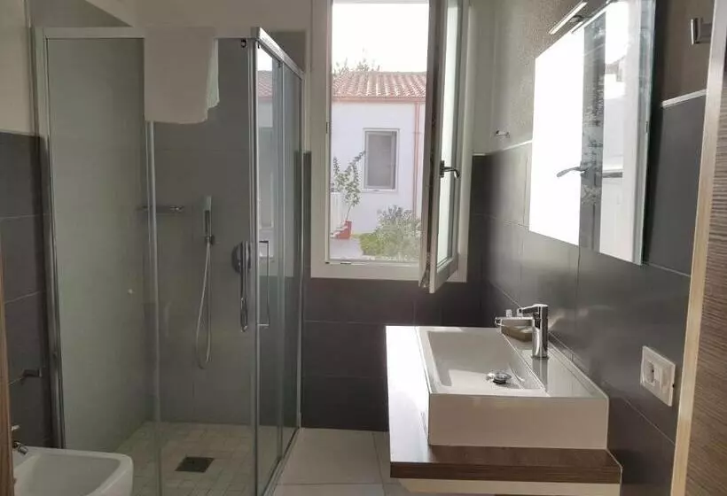 ベッドアンドブレックファースト B. Sinis