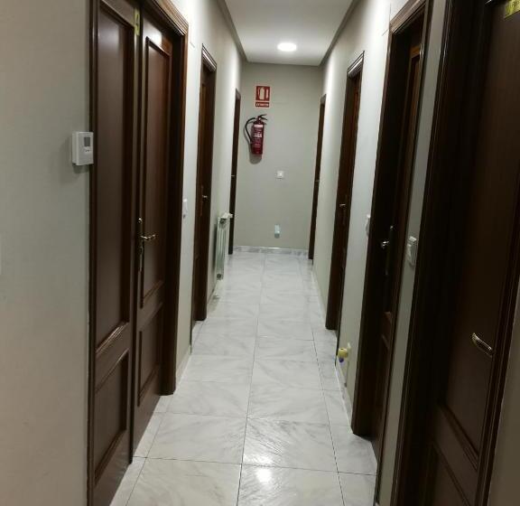 호텔 Hostal Cerecedo