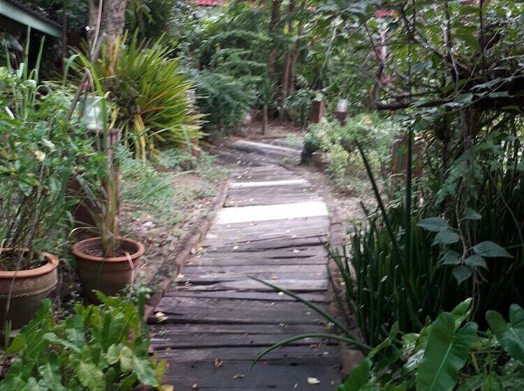 ホテル Baan Kitsada